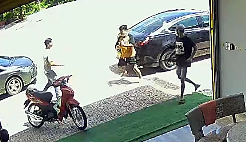 Hình ảnh Hồ Văn Tư áo vàng cầm súng bắn vào tiệm cầm đồ. Ảnh cắt từ camera. Hình ảnh Hồ Văn Tư áo vàng cầm súng bắn vào tiệm cầm đồ. Ảnh cắt từ camera.