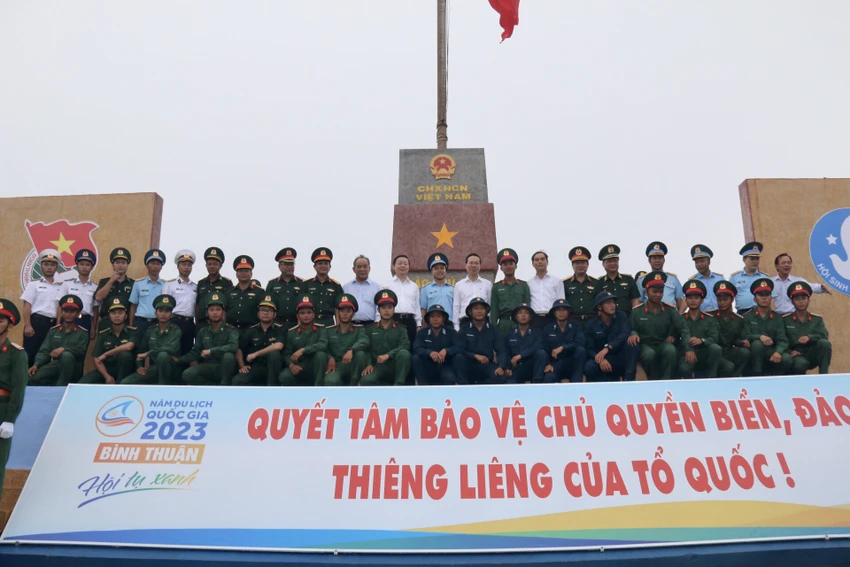 Chủ tịch nước chụp ảnh lưu niệm tại cột cờ đảo Phú Qúy. Ảnh NT. Chủ tịch nước chụp ảnh lưu niệm tại cột cờ đảo Phú Qúy. Ảnh NT.