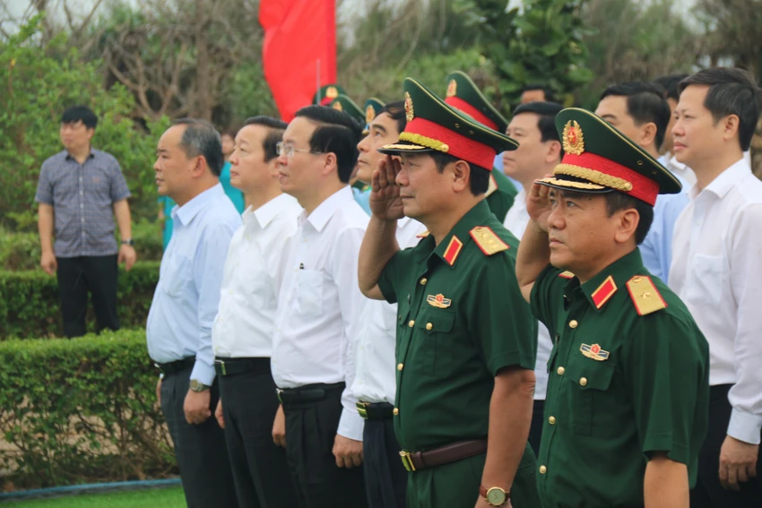 Chủ tịch nước cùng đoàn công tác chào cờ tại cột cờ đảo Phú Qúy. Ảnh NT. Chủ tịch nước cùng đoàn công tác chào cờ tại cột cờ đảo Phú Qúy. Ảnh NT.