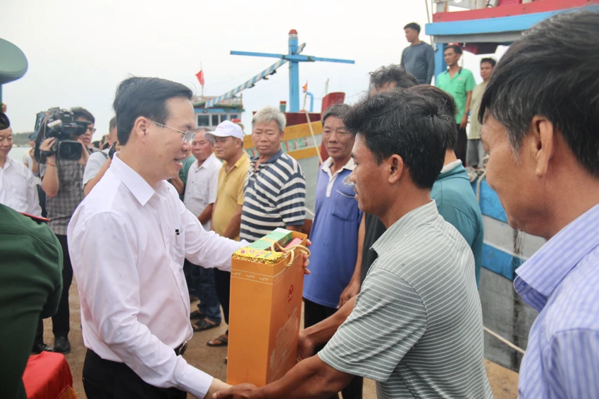 Chủ tịch nước tặng quà cho ngư dân đảo Phú Qúy. Ảnh NT. Chủ tịch nước tặng quà cho ngư dân đảo Phú Qúy. Ảnh NT.