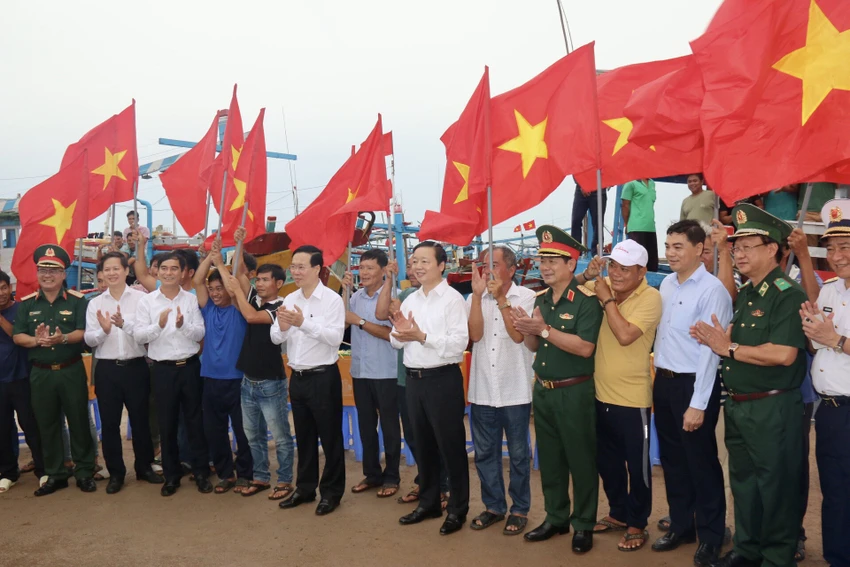 Chủ tịch nước chụp ảnh lưu niệm cùng ngư dân. Ảnh NT. Chủ tịch nước chụp ảnh lưu niệm cùng ngư dân. Ảnh NT.