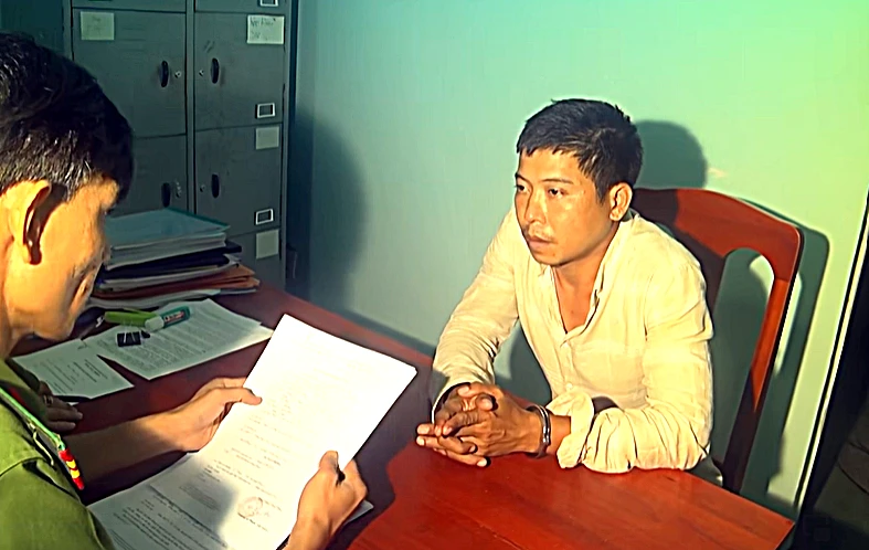 Điều tra viên làm việc với một bị can. Ảnh: CA Điều tra viên làm việc với một bị can. Ảnh: CA