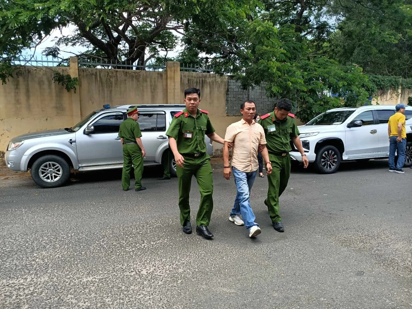 Cảnh sát đưa Hải "ba mắt' về trại giam. Ảnh PP. Cảnh sát đưa Hải "ba mắt' về trại giam. Ảnh PP.