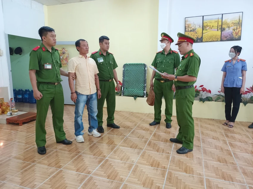 Cơ quan điều tra công bố quyết định khởi tố bị can. Ảnh PP. Cơ quan điều tra công bố quyết định khởi tố bị can. Ảnh PP.