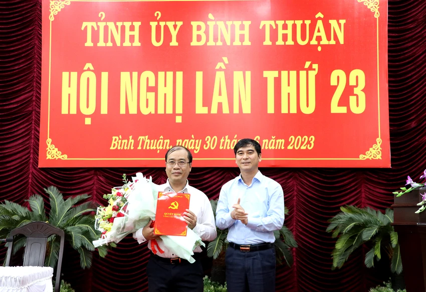 Ông Dương Văn An trao quyết định và tặng hoa chúc mừng ông Cao Sơn Dũng. Ảnh TTD. Ông Dương Văn An trao quyết định và tặng hoa chúc mừng ông Cao Sơn Dũng. Ảnh TTD.
