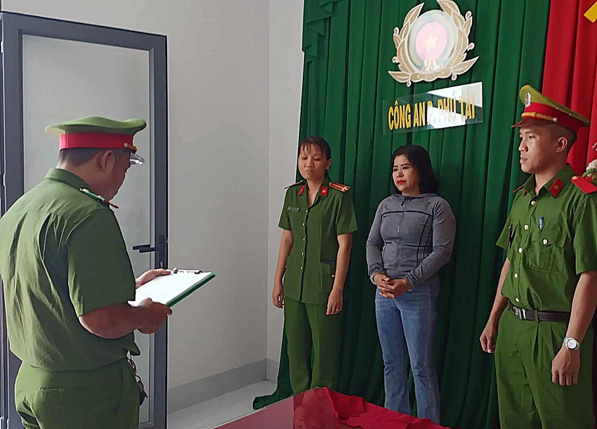 Công an đọc lệnh bắt giam Hương "ba láo". Ảnh: PP Công an đọc lệnh bắt giam Hương "ba láo". Ảnh: PP