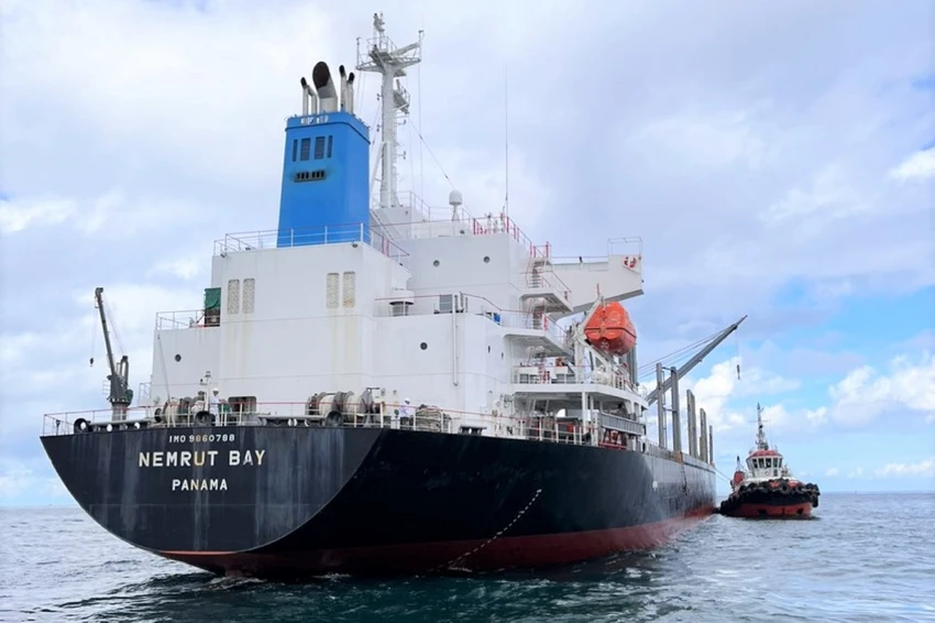 Tàu cứu hộ tiếp cận tàu Nemrut Bay. Ảnh CÔNG HOAN. Tàu cứu hộ tiếp cận tàu Nemrut Bay. Ảnh CÔNG HOAN.