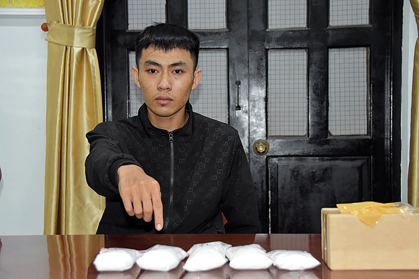 Nguyễn Lê Quốc Toàn cùng tang vật. Ảnh NY. Nguyễn Lê Quốc Toàn cùng tang vật. Ảnh NY.