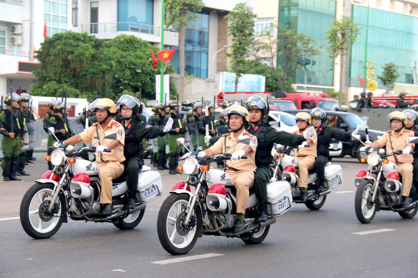 Lực lượng CSGT sẽ xử lý nghiêm hành vi đua xe, lạng lách. Lực lượng CSGT sẽ xử lý nghiêm hành vi đua xe, lạng lách.