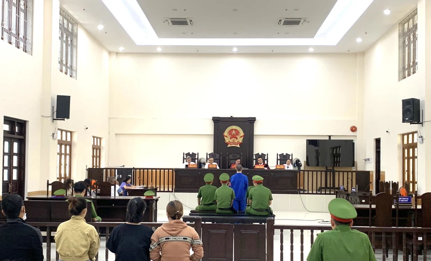 Quang cảnh phiên tòa. Quang cảnh phiên tòa.