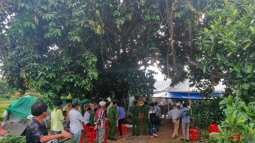Thi thể nạn nhân vừa được tìm thấy lúc rạng sáng 18-7. Ảnh: PP Thi thể nạn nhân vừa được tìm thấy lúc rạng sáng 18-7. Ảnh: PP