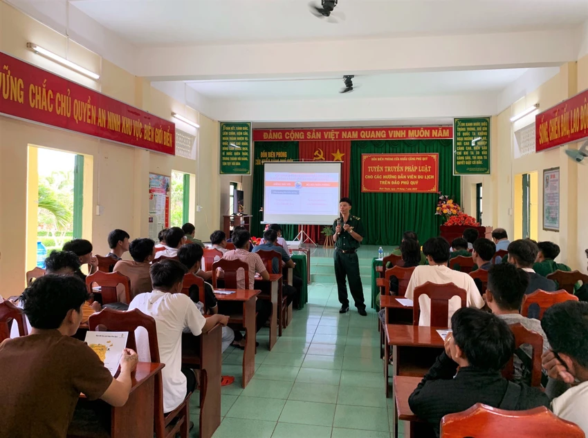 Bộ đội Biên phòng tuyên truyền pháp luật cho các hướng dẫn viên trên đảo. Ảnh TRUNG THÀNH. Bộ đội Biên phòng tuyên truyền pháp luật cho các hướng dẫn viên trên đảo. Ảnh TRUNG THÀNH.