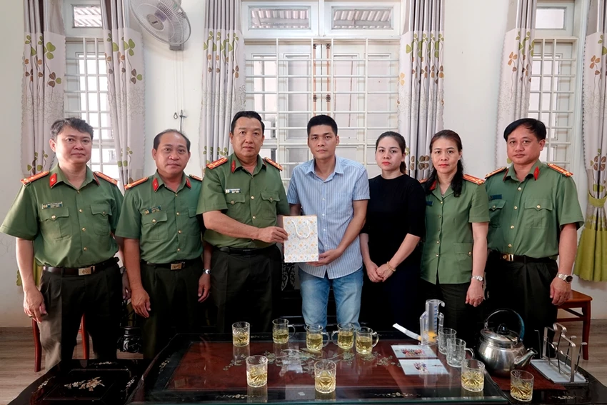 Công an Bình Thuận thăm, tặng quà cho Đại úy Lê Kiên Cường bị thương khi làm nhiệm vụ. Công an Bình Thuận thăm, tặng quà cho Đại úy Lê Kiên Cường bị thương khi làm nhiệm vụ.