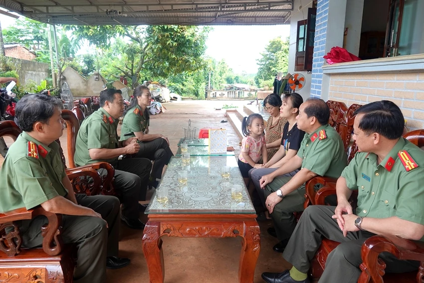 Đoàn công tác thăm hỏi một gia đình liệt sỹ. Ảnh NHƯ Ý. Đoàn công tác thăm hỏi một gia đình liệt sỹ. Ảnh NHƯ Ý.
