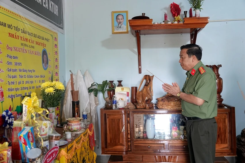 Đại tá Trần Văn Mười thắp hương tại một gia đình liệt sỹ. Ảnh NHƯ Ý. Đại tá Trần Văn Mười thắp hương tại một gia đình liệt sỹ. Ảnh NHƯ Ý.