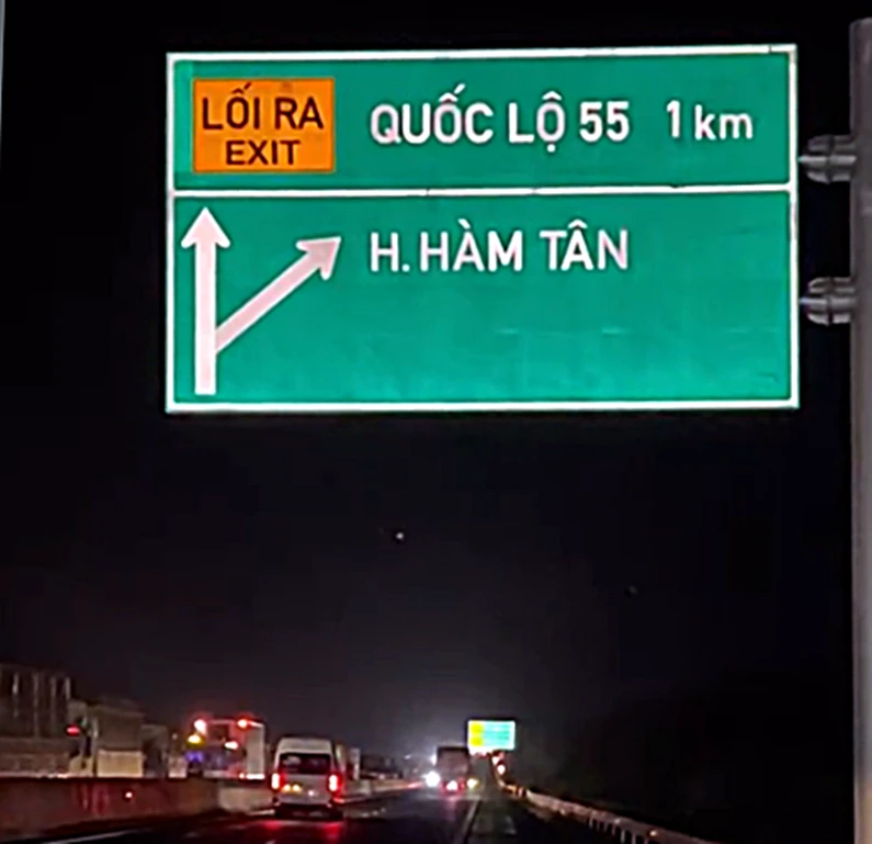 Nhiều xe phải rẽ xuống QL55 ra QL1A. Ảnh PĐ. Nhiều xe phải rẽ xuống QL55 ra QL1A. Ảnh PĐ.