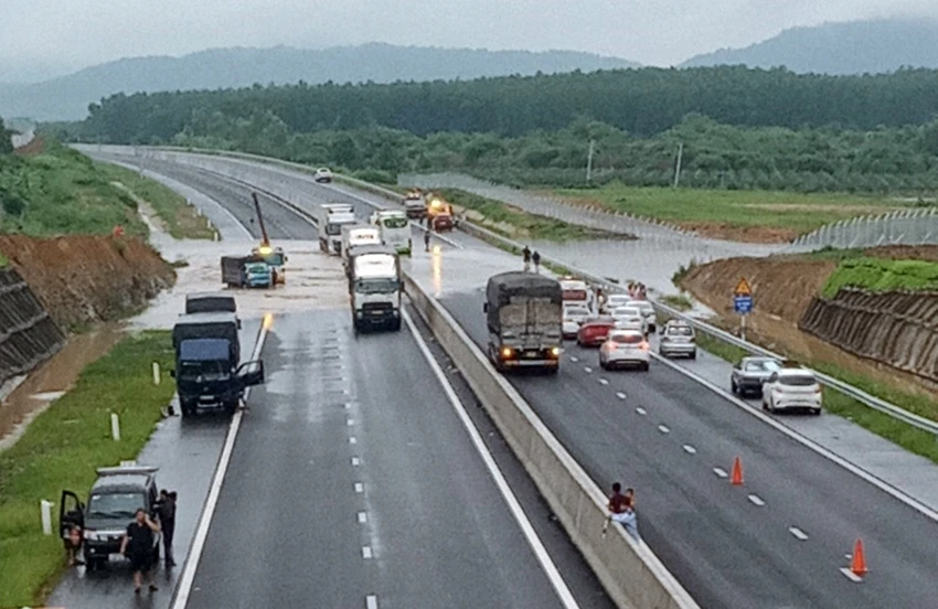 Xe bắt đầu lưu thông qua điểm ngập nước. Xe bắt đầu lưu thông qua điểm ngập nước.