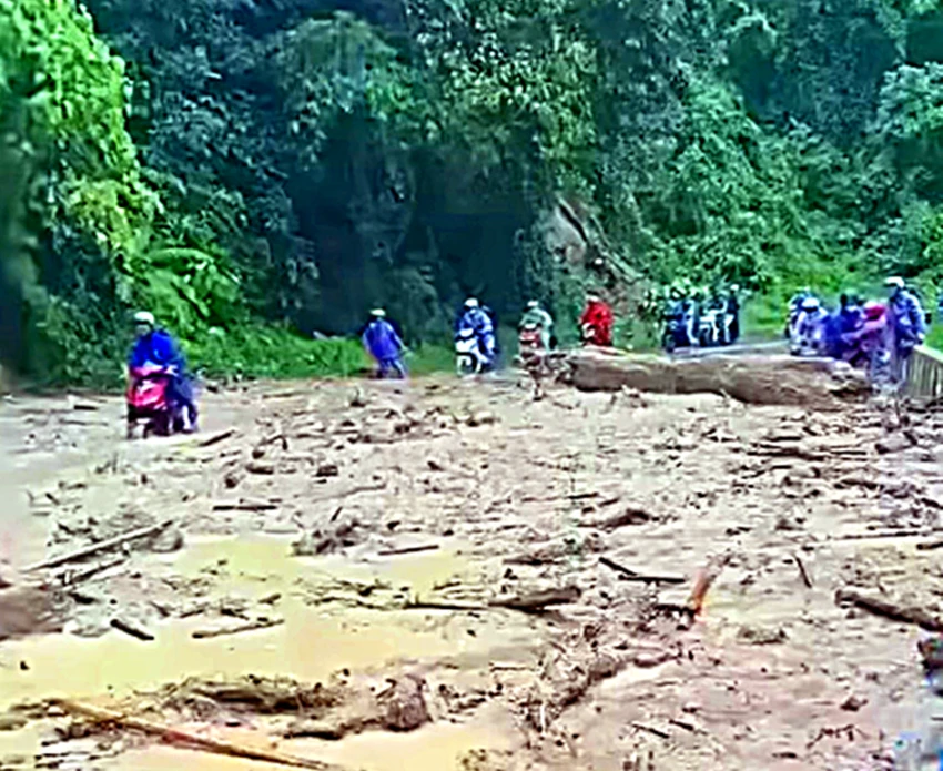 Sạt lở làm 'biến mất' cả con đường dài 25m, rộng 4m ở Bình Thuận ảnh 3 Sạt lở làm 'biến mất' cả con đường dài 25m, rộng 4m ở Bình Thuận ảnh 3