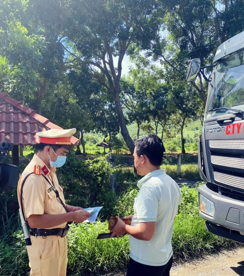 CSGT Công an Bình Thuận kiểm tra tài xế xe container. Ảnh PĐ. CSGT Công an Bình Thuận kiểm tra tài xế xe container. Ảnh PĐ.