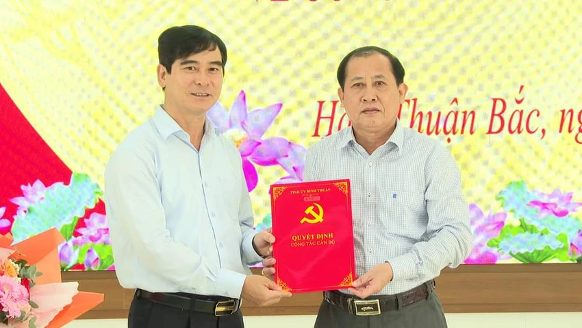 Ông Dương Văn An trao quyết định công tác cán bộ cho ông Nguyễn Ngọc Thạch. Ảnh: PP Ông Dương Văn An trao quyết định công tác cán bộ cho ông Nguyễn Ngọc Thạch. Ảnh: PP