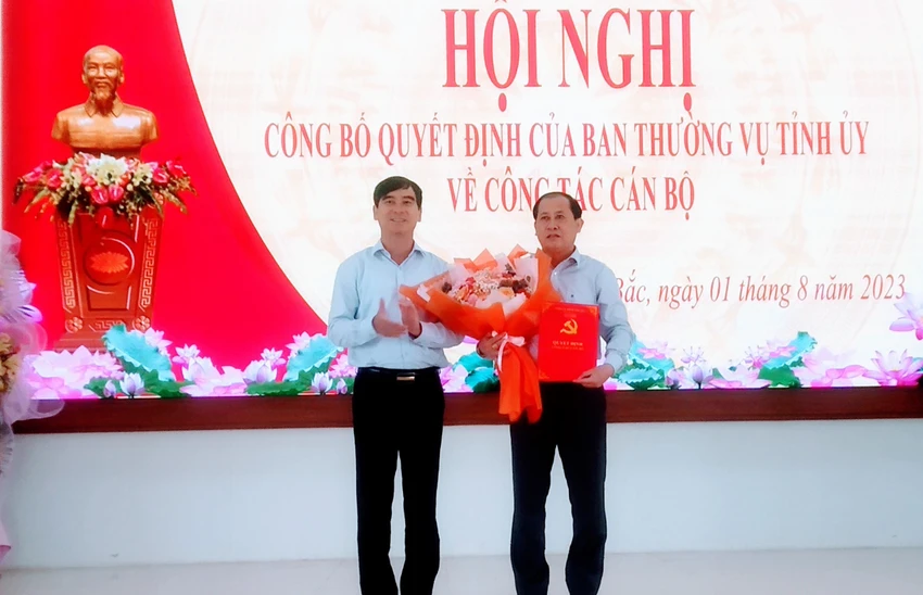 Ông Dương Văn An (trái) trao quyết định, tặng hoa chúc mừng tân Bí thư Huyện ủy Hàm Thuận Bắc. Ảnh: PP Ông Dương Văn An (trái) trao quyết định, tặng hoa chúc mừng tân Bí thư Huyện ủy Hàm Thuận Bắc. Ảnh: PP