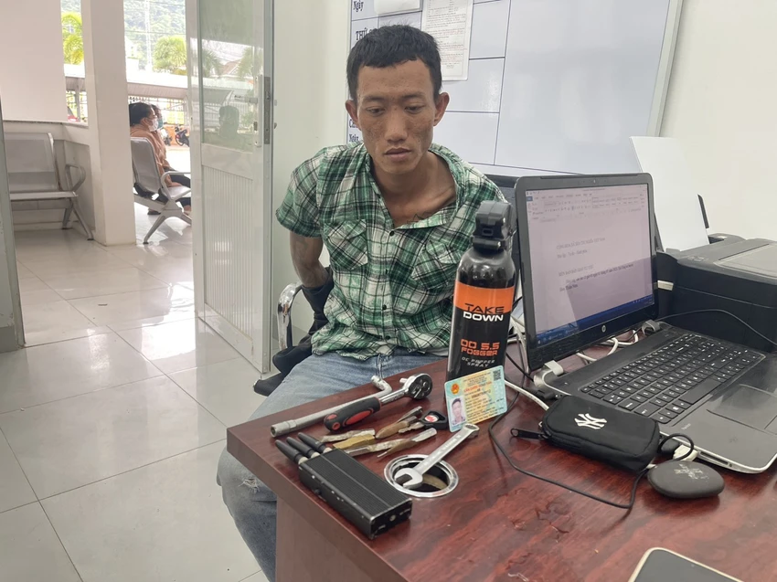 Nghi can cùng tang vật hành nghề tại cơ quan công an. Ảnh PĐ. Nghi can cùng tang vật hành nghề tại cơ quan công an. Ảnh PĐ.