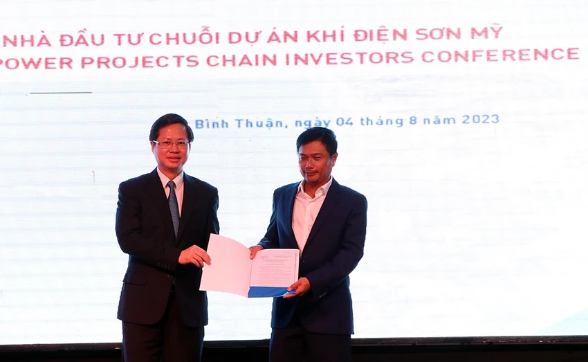 Ông Đoàn Anh Dũng trao quyết định chấp thuận chủ trương đầu tư dự án Khi cảng nhập LNG Sơn Mỹ. Ảnh TTD. Ông Đoàn Anh Dũng trao quyết định chấp thuận chủ trương đầu tư dự án Khi cảng nhập LNG Sơn Mỹ. Ảnh TTD.