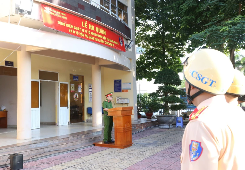 Đại tá Huỳnh Ngọc Liêm quán triệt cán bộ, chiến sĩ trong lễ ra quân. Ảnh: PĐ Đại tá Huỳnh Ngọc Liêm quán triệt cán bộ, chiến sĩ trong lễ ra quân. Ảnh: PĐ
