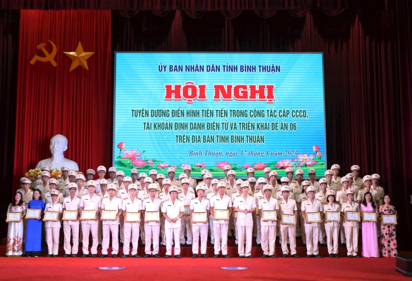 Các tập thể, cá nhân được tặng bằng khen, giấy khen do có thành tích xuất sắc. Ảnh: PĐ