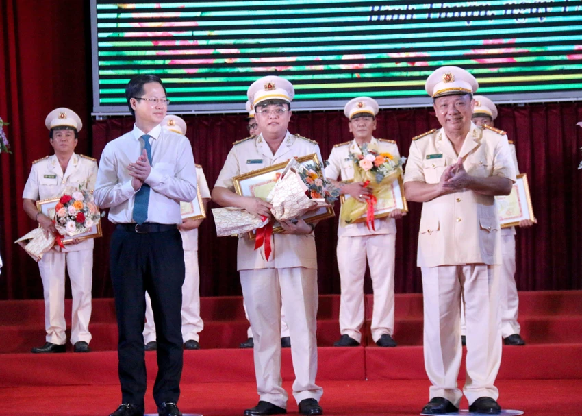 Ông Đoàn Anh Dũng (trái) tặng bằng khen cho Đại tá Huỳnh Ngọc Liêm, Phó Giám đốc Công an tỉnh. Ảnh: PĐ