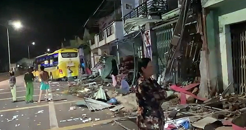 Toàn cảnh vụ tai nạn hy hữu khi xe khách mất lái lao lên lề. Ảnh: Cắt từ camera