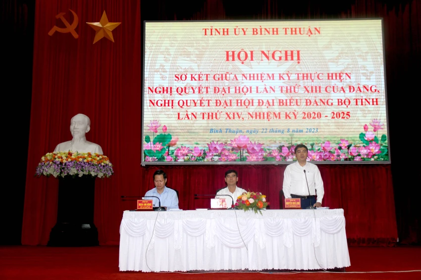 Từ trái sang ông Đoàn Anh Dũng, Chủ tịch UBND tỉnh; ông Dương Văn An, Bí thư Tỉnh ủy và ông Nguyễn Hoài Anh (đứng), Phó Bí thư Thường trực Tỉnh ủy Bình Thuận, tại hội nghị. Ảnh NT