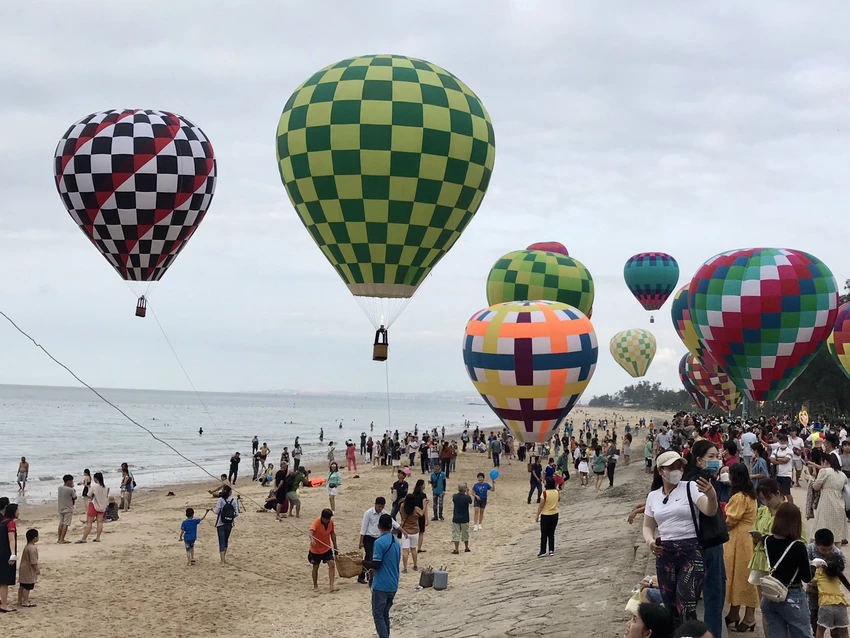 Lễ hội khinh khí cầu trên bãi biển Đồi Dương, TP Phan Thiết. Ảnh: PĐ. Lễ hội khinh khí cầu trên bãi biển Đồi Dương, TP Phan Thiết. Ảnh: PĐ.