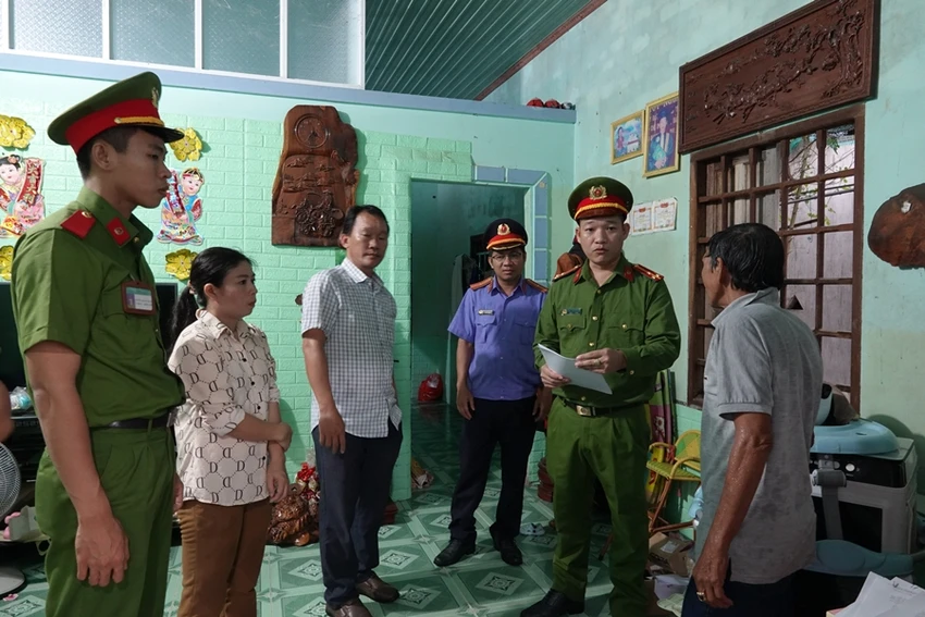 Cơ quan điều tra đọc lệnh khám xét nhà của bị can. Ảnh NHƯ Ý. Cơ quan điều tra đọc lệnh khám xét nhà của bị can. Ảnh NHƯ Ý.
