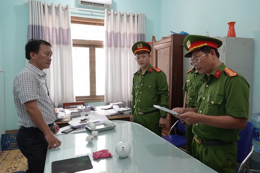 Cơ quan điều tra đọc lệnh khởi tố bị can. Ảnh NHƯ Ý. Cơ quan điều tra đọc lệnh khởi tố bị can. Ảnh NHƯ Ý.