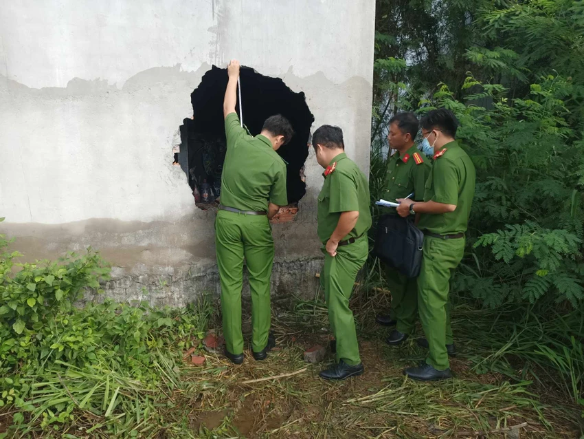 Mảng tường được phá để cứu người nhưng bất thành. Ảnh PĐ.
