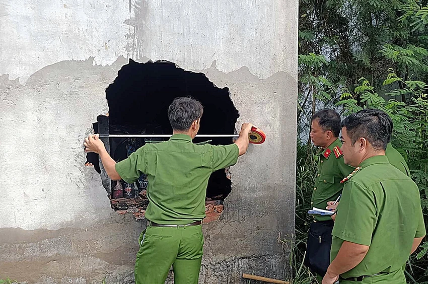 Cơ quan điều tra khám nghiệm hiện trường. Ảnh PĐ.