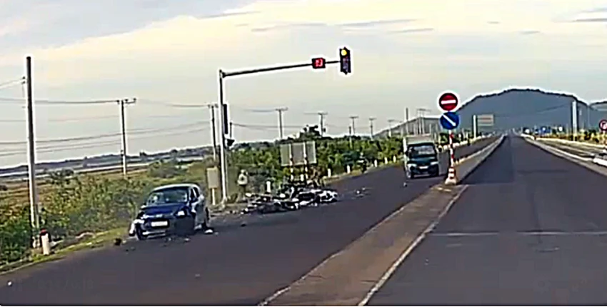 Ôtô tông 5 xe máy đang dừng đèn đỏ chưa có bằng lái. Ảnh cắt từ camera. Ôtô tông 5 xe máy đang dừng đèn đỏ chưa có bằng lái. Ảnh cắt từ camera.