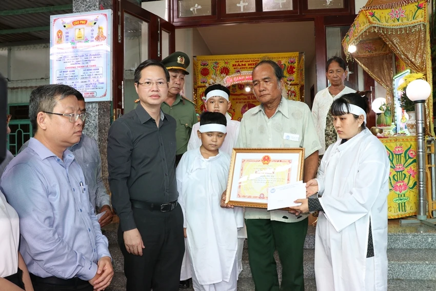 Chủ tịch UBND tỉnh truy tặng bằng khen cho anh Nguyễn Hữu Đốn. Ảnh: TTD Chủ tịch UBND tỉnh truy tặng bằng khen cho anh Nguyễn Hữu Đốn. Ảnh: TTD