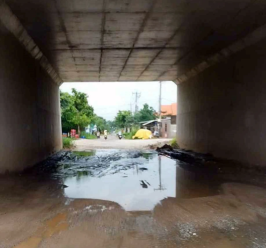 Một hầm chui dưới cao tốc bị ngập nước thường xuyên. Ảnh PN. Một hầm chui dưới cao tốc bị ngập nước thường xuyên. Ảnh PN.