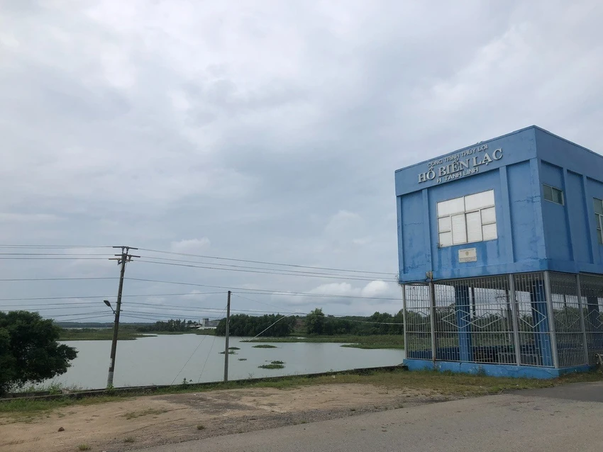 Chủ đầu tư cho rằng đặt tên là Công trình thủy lợi hồ Biển Lạc cho gọn, dễ nhớ nếu đúng phải là “Cầu giao thông kết hợp cống điều tiết lũ Lăng Quăng trên tuyến đường ĐT710, huyện Tánh Linh”. Ảnh: PN Chủ đầu tư cho rằng đặt tên là Công trình thủy lợi hồ Biển Lạc cho gọn, dễ nhớ nếu đúng phải là “Cầu giao thông kết hợp cống điều tiết lũ Lăng Quăng trên tuyến đường ĐT710, huyện Tánh Linh”. Ảnh: PN