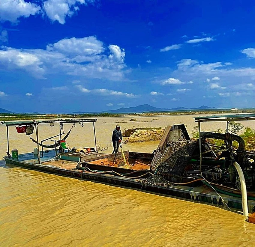 Hút cát trái phép tại hồ Biển Lạc. Ảnh PĐ. Hút cát trái phép tại hồ Biển Lạc. Ảnh PĐ.