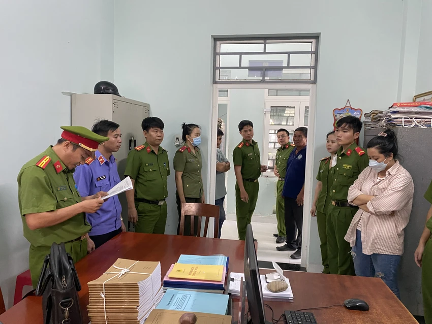 Cơ quan điều tra công bố quyết định khởi tố bị can. Ảnh VKSBT. Cơ quan điều tra công bố quyết định khởi tố bị can. Ảnh VKSBT.