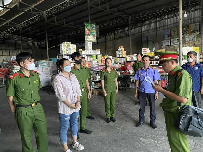 Cơ quan điều tra đọc Lệnh khám xét nơi kinh doanh. Ảnh VKSBT. Cơ quan điều tra đọc Lệnh khám xét nơi kinh doanh. Ảnh VKSBT.