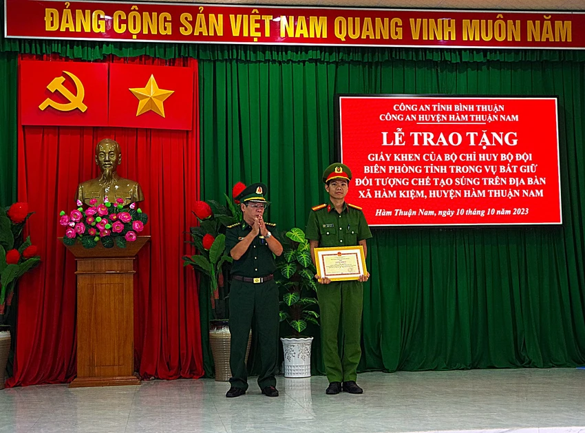 Trao giấy khen cho thiếu tá công an trong chuyên án triệt phá đường dây mua bán vũ khí