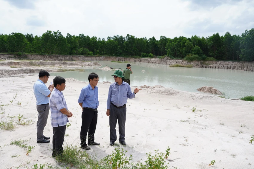 Phó Chủ tịch Thường trực UBND tỉnh Bình Thuận trực tiếp kiểm tra tại một điểm khai thác khoáng sản trái phép tại huyện Hàm Tân.