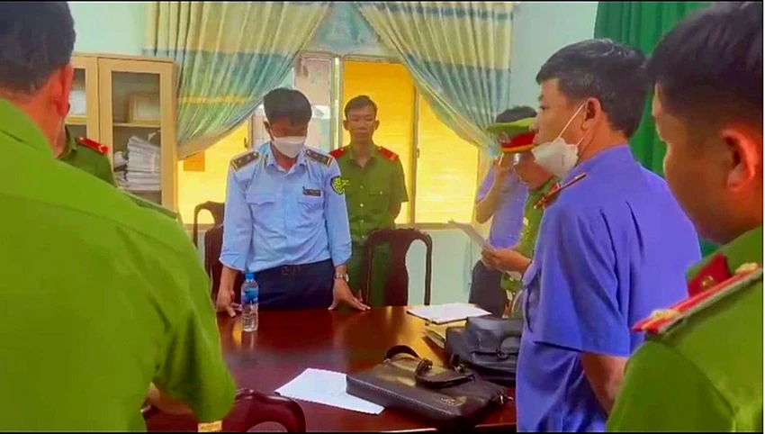 nhận hối lộ