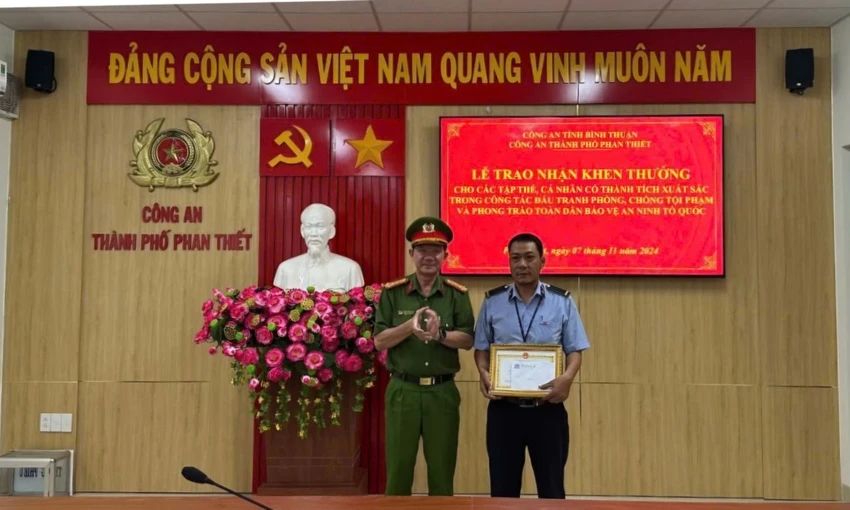thanh niên chạy grab