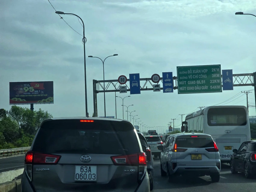 Mùng 2 Tết: Ô tô nườm nượp trên cao tốc TP.HCM - Long Thành - Dầu Giây