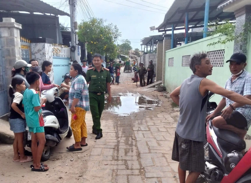 bé gái 3 tuổi